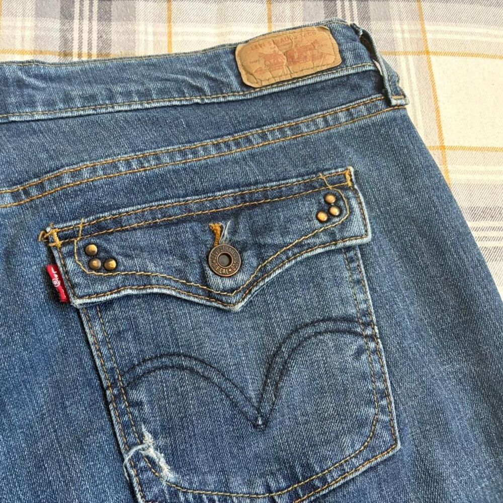 Y2K Levi’s 515 boot cut jeans flap pocket rivet detailing loose wide leg baggy